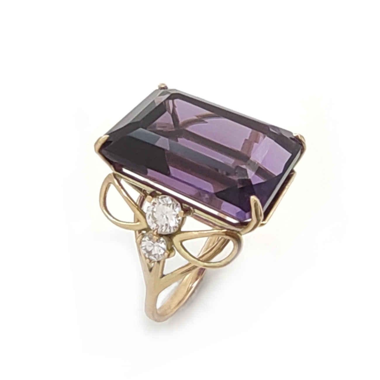SPECIFIC DETAILS:
- European Size: 15.5
- American Size: 7.25

- One untreated natural emerald-cut amethyst weighing 15.14 carats.
  - Measurements: 17.9 x 13 x 8.7mm
- Two brilliant-cut diamonds with a total weight of 0.40 carats.
  - Measurements: