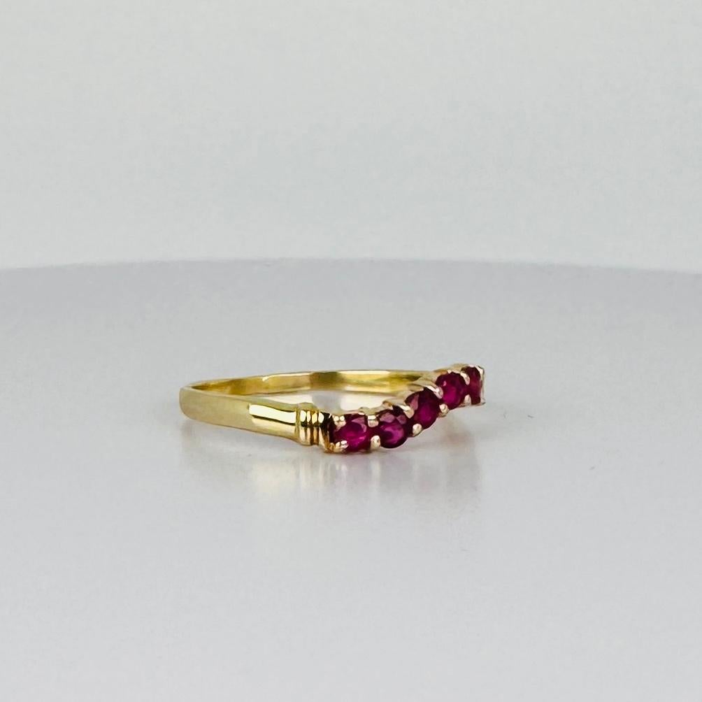 Anello in oro 14k, modello Chevron con 5 rubini tondi sfaccettati da 0,10 carati In condizioni buone in vendita a Heemstede, NL