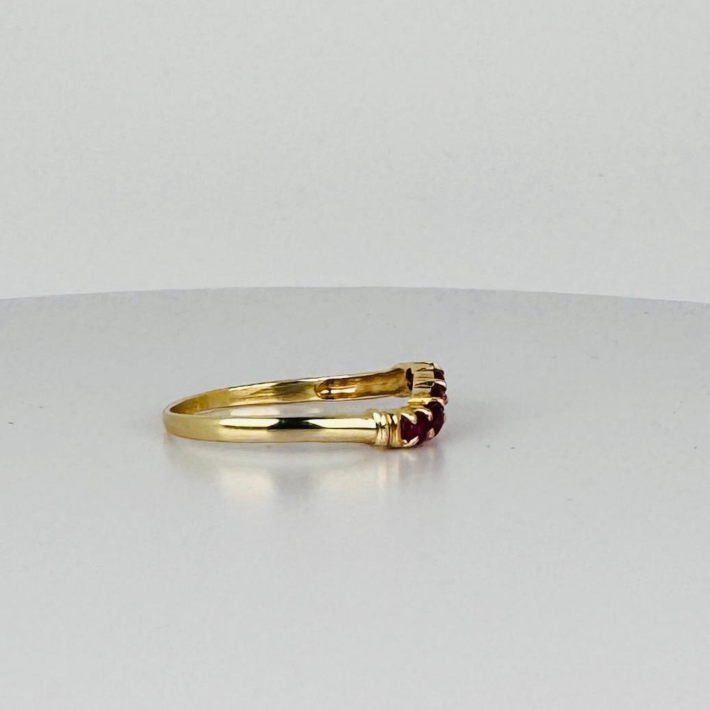 Donna Anello in oro 14k, modello Chevron con 5 rubini tondi sfaccettati da 0,10 carati in vendita