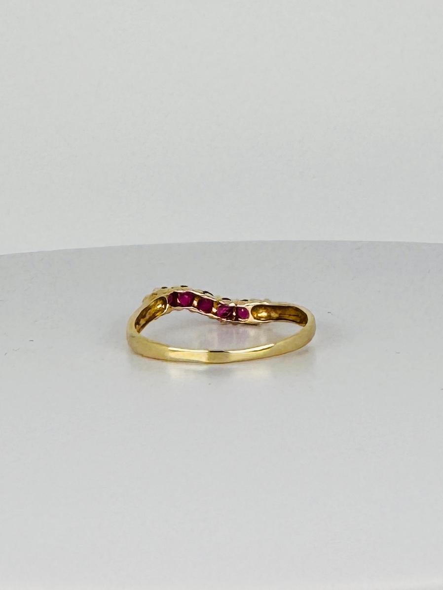 Anello in oro 14k, modello Chevron con 5 rubini tondi sfaccettati da 0,10 carati in vendita 1
