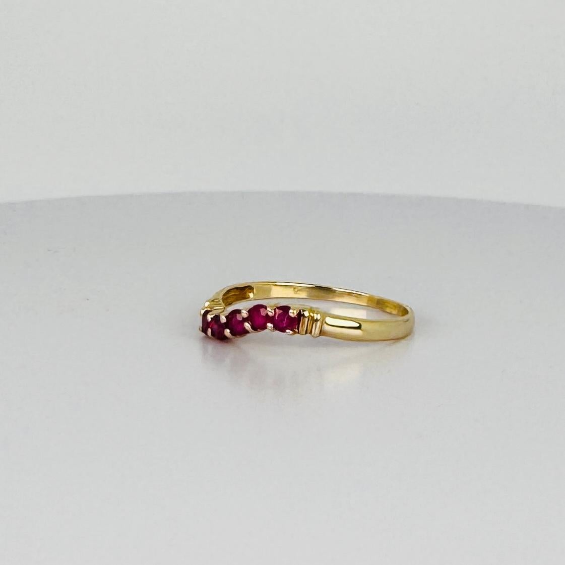 Anello in oro 14k, modello Chevron con 5 rubini tondi sfaccettati da 0,10 carati in vendita 2