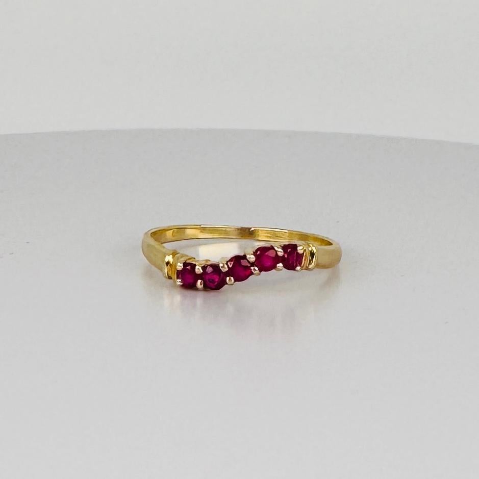 Anello in oro 14k, modello Chevron con 5 rubini tondi sfaccettati da 0,10 carati in vendita 3