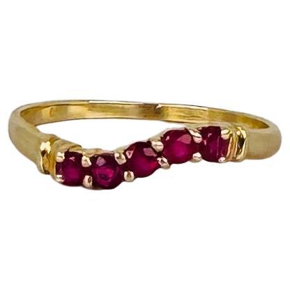 Anello in oro 14k, modello Chevron con 5 rubini tondi sfaccettati da 0,10 carati in vendita