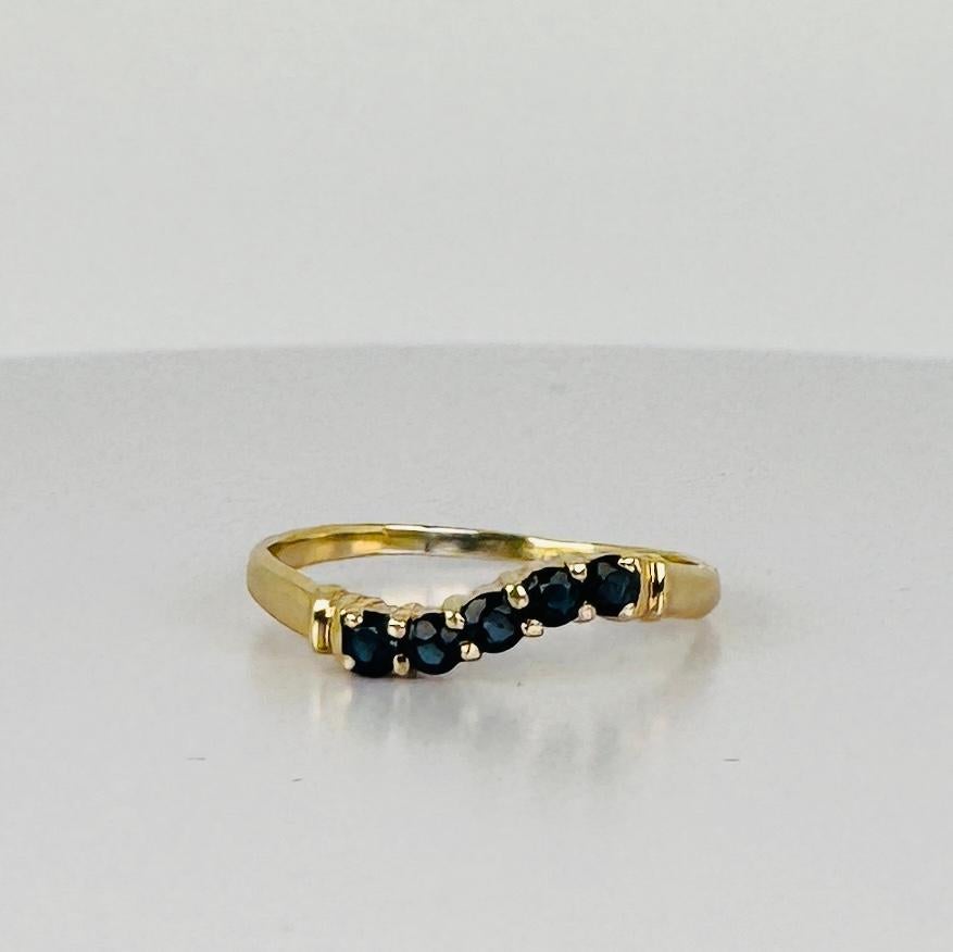 Découvrez cette bague chevron vintage avec de superbes émeraudes. Regardez de plus près le design de ce Jewellers ! Cette bague peut très bien être portée seule, mais peut aussi être empilée sans effort avec d'autres bagues pour créer votre look