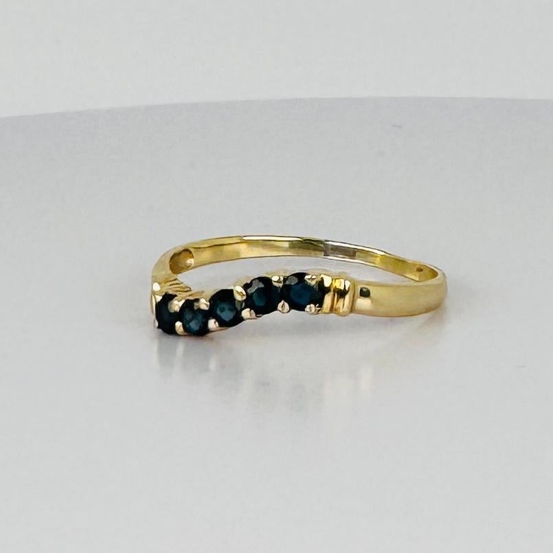 Bague en or 14 carats avec 5 saphirs bleu foncé de 0,10 carat Bon état - En vente à Heemstede, NL