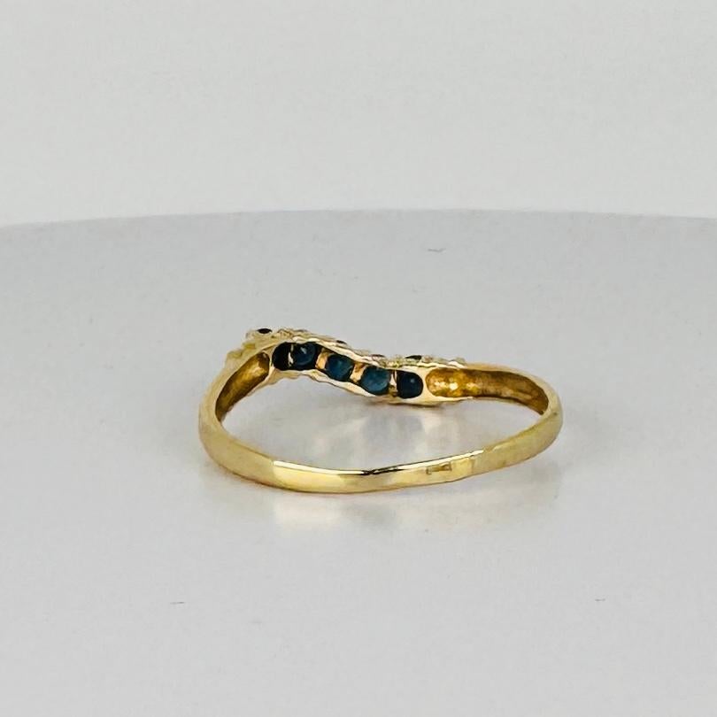 Bague en or 14 carats avec 5 saphirs bleu foncé de 0,10 carat en vente 1