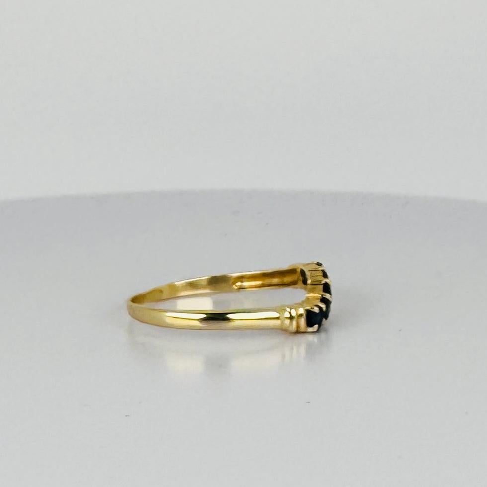 Bague en or 14 carats avec 5 saphirs bleu foncé de 0,10 carat en vente 2