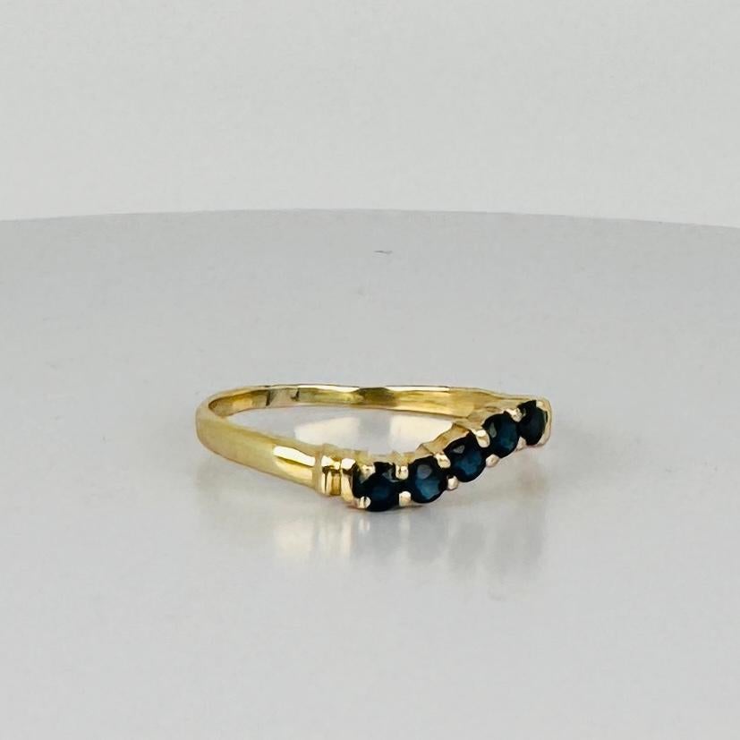 Bague en or 14 carats avec 5 saphirs bleu foncé de 0,10 carat en vente 3