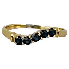 Anillo de oro de 14 quilates con 5 zafiros azul oscuro de 0,10 quilates