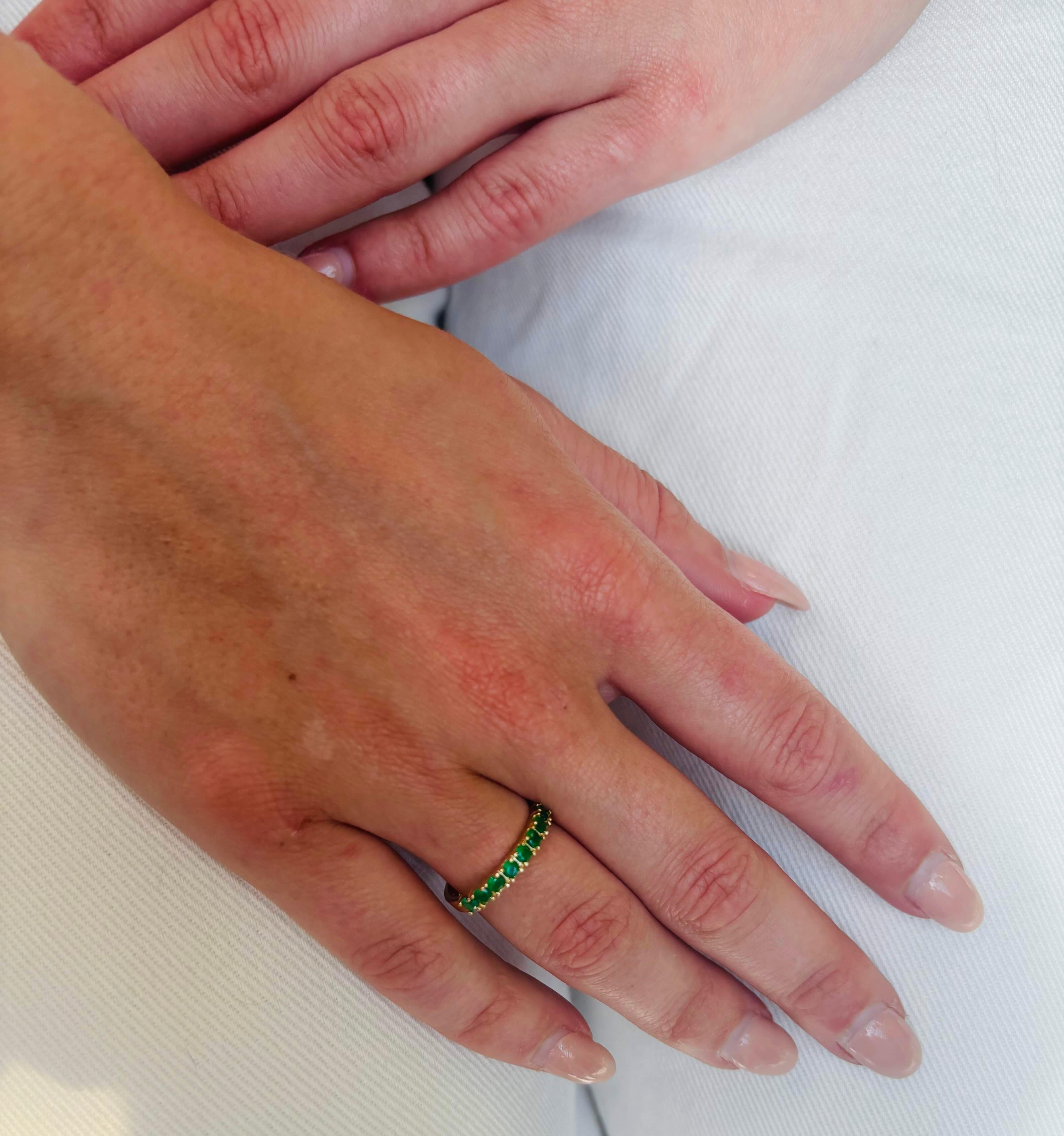 Taglio rotondo Anello mezza eternità in oro giallo 14k con smeraldi da 0,24 carati in vendita