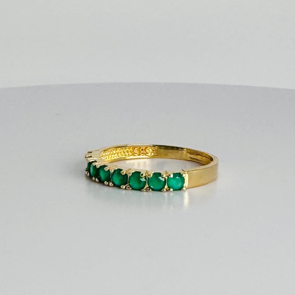 Anello mezza eternità in oro giallo 14k con smeraldi da 0,24 carati In condizioni buone in vendita a Heemstede, NL