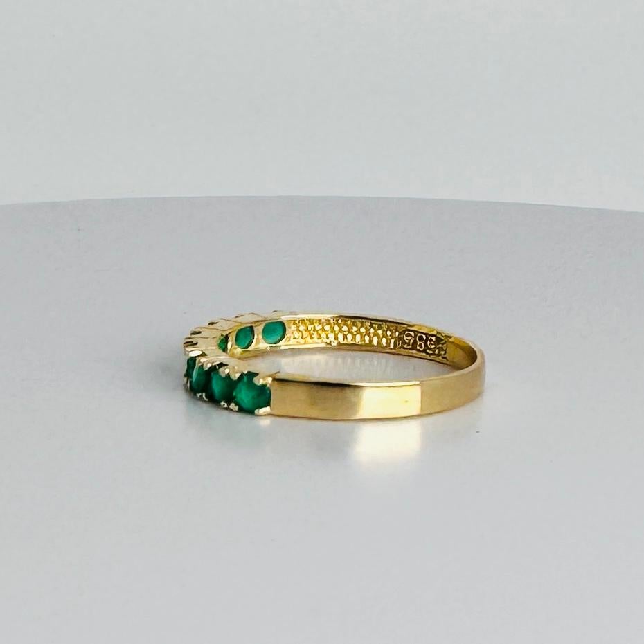 Donna Anello mezza eternità in oro giallo 14k con smeraldi da 0,24 carati in vendita