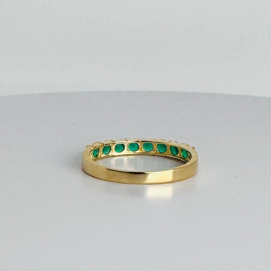 Anello mezza eternità in oro giallo 14k con smeraldi da 0,24 carati in vendita 1