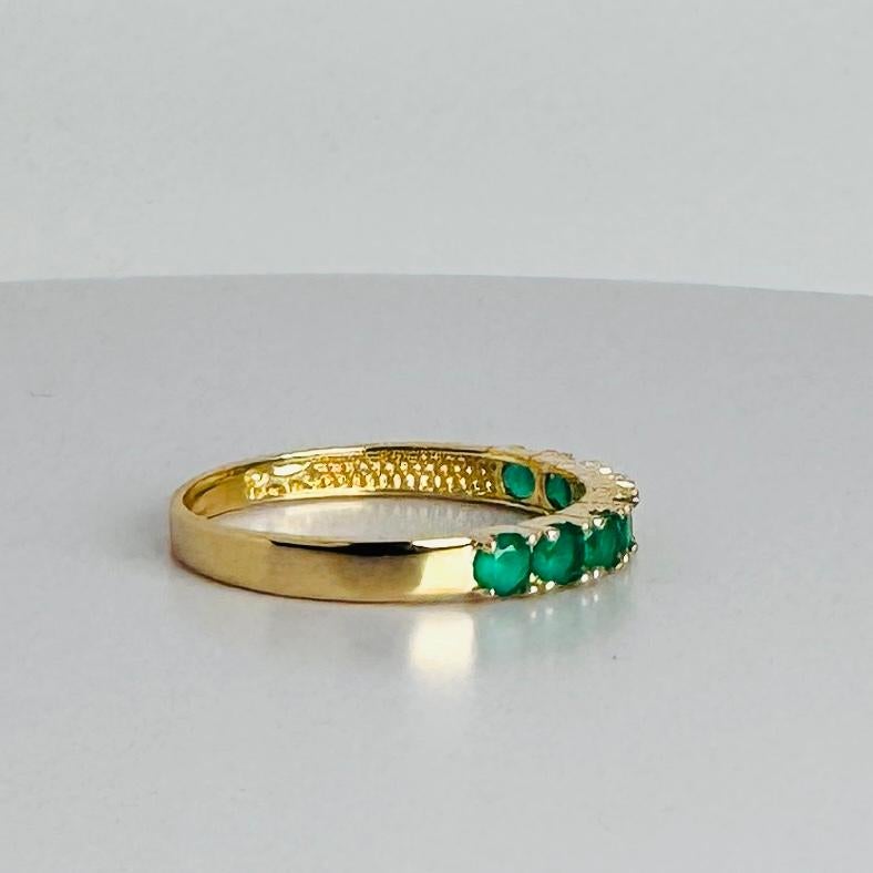 Anello mezza eternità in oro giallo 14k con smeraldi da 0,24 carati in vendita 2