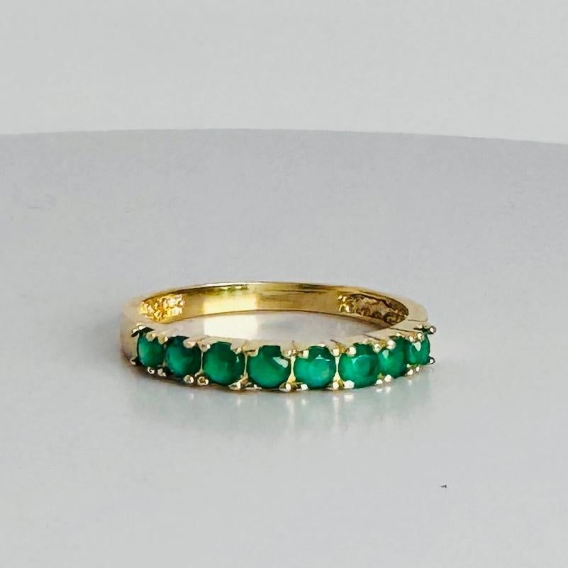 Anello mezza eternità in oro giallo 14k con smeraldi da 0,24 carati in vendita 3