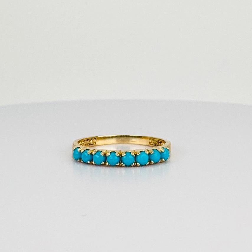 Scopri il fascino di questo anello pre-usato in oro 14k con 8 splendidi turchesi. Guarda il colore di queste pietre! Questo anello vintage è perfetto da indossare tutti i giorni o nelle occasioni speciali e aggiunge un tocco di eleganza a qualsiasi