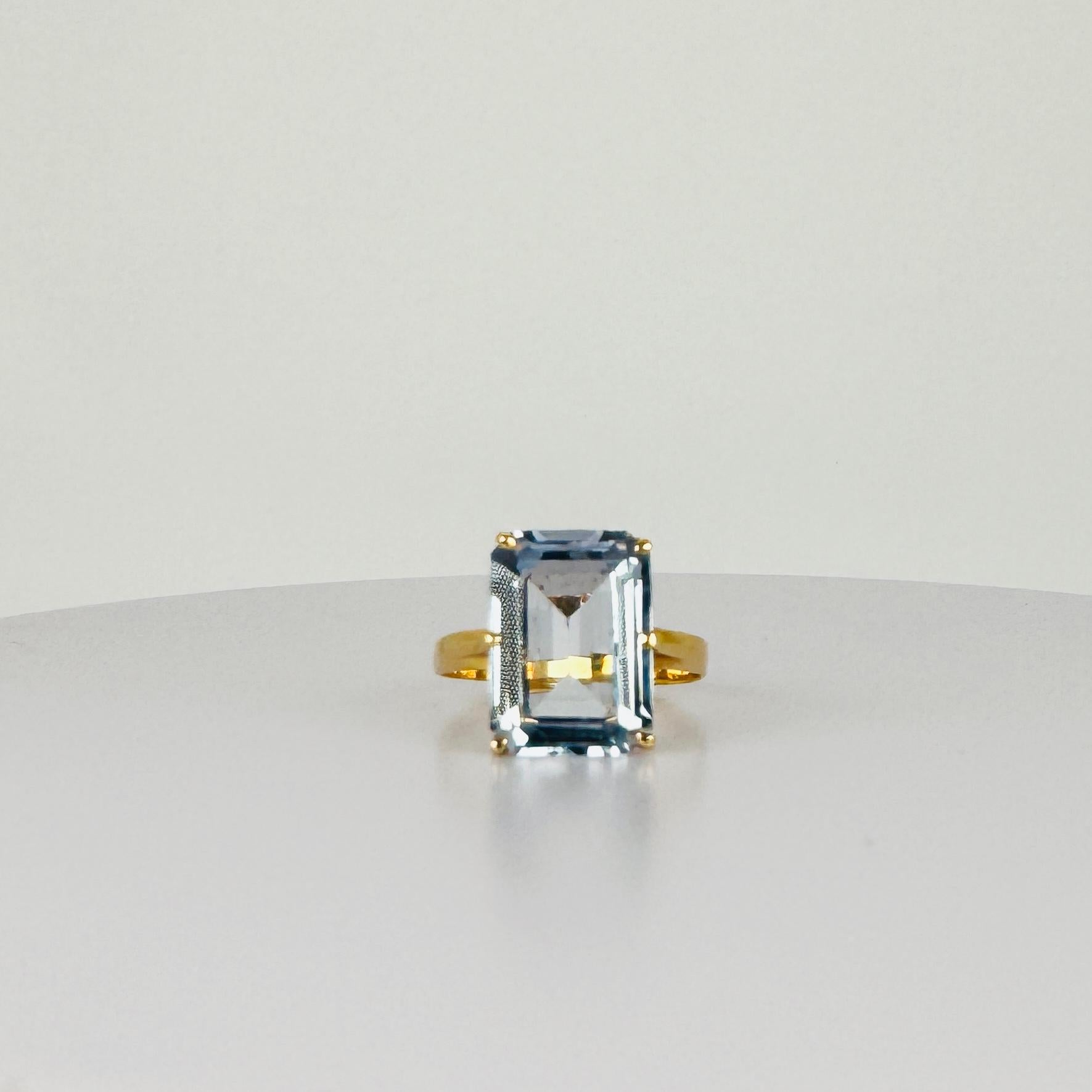 Taille émeraude Bague en or jaune 14k avec topaze bleue taille émeraude 2 carats en vente