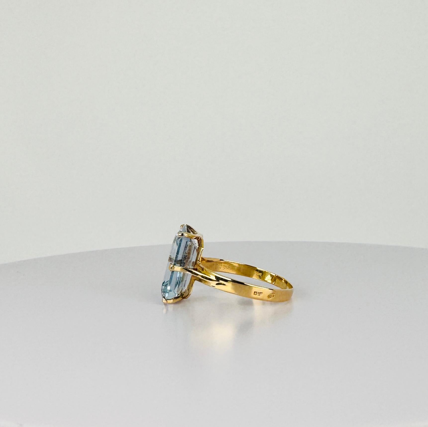 Bague en or jaune 14k avec topaze bleue taille émeraude 2 carats en vente 1