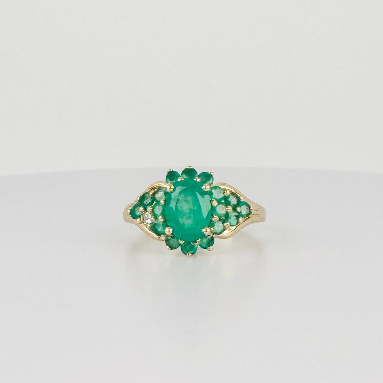 Vervollständigen Sie Ihre Schmucksammlung mit diesem atemberaubenden Ring aus 14 Karat Gold, der mit einem natürlichen Diamanten und wunderschönen grünen Smaragden geschmückt ist. Das elegante Design und die funkelnden Diamanten machen ihn zu einem
