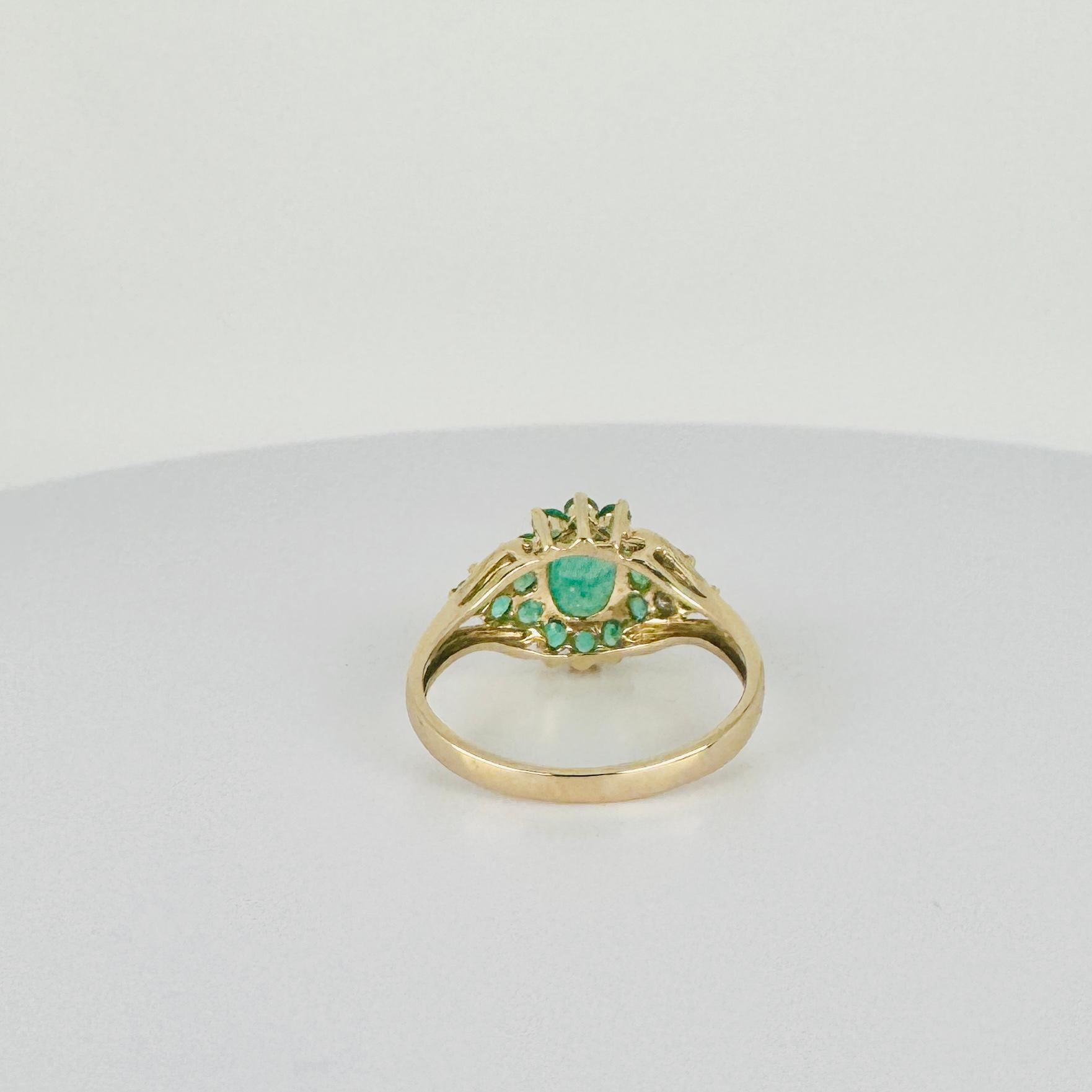 Ring 14k Gelbgold mit natürlichem Diamant VS 0,04 Karat & Smaragden im Angebot 1