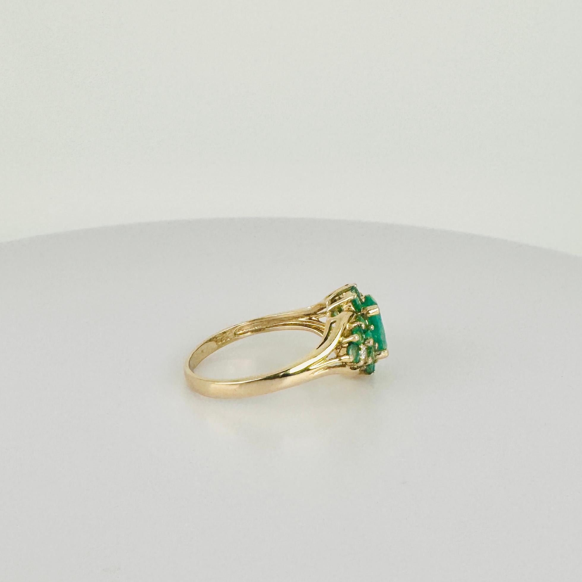 Ring 14k Gelbgold mit natürlichem Diamant VS 0,04 Karat & Smaragden im Angebot 2