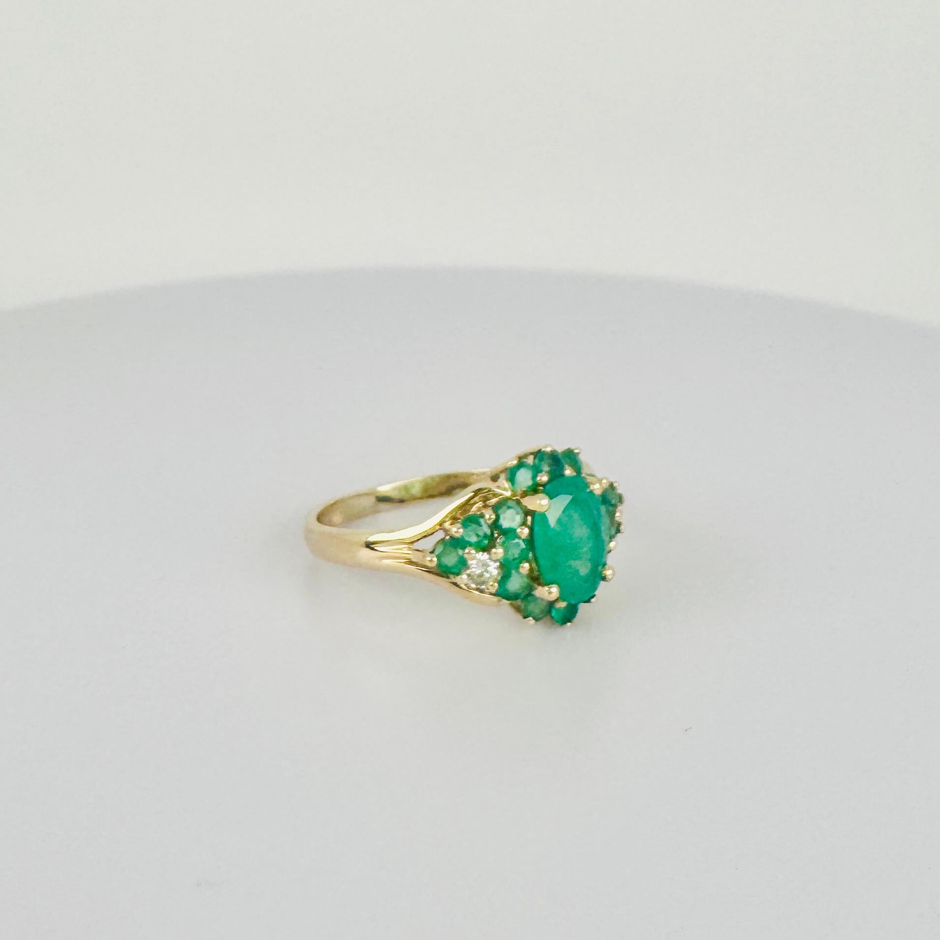 Ring 14k Gelbgold mit natürlichem Diamant VS 0,04 Karat & Smaragden im Angebot 3