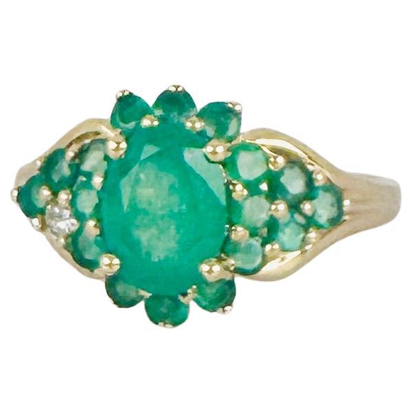 Ring 14k Gelbgold mit natürlichem Diamant VS 0,04 Karat & Smaragden im Angebot