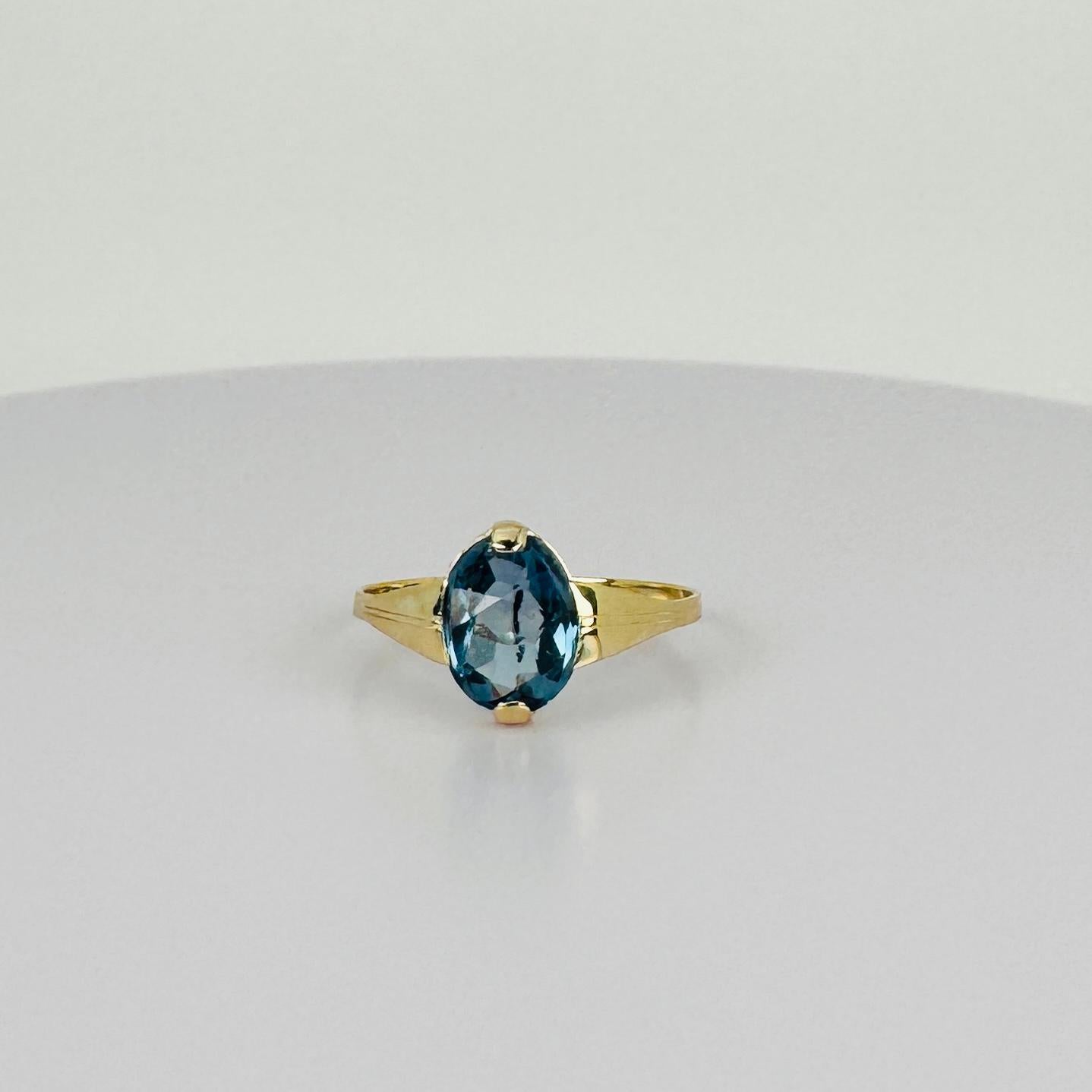 Améliorez votre collection de bijoux avec cette élégante bague en 14k, ornée d'une remarquable aigue-marine ovale facettée. Cette bague respire le luxe et le raffinement, avec un design subtil qui fait scintiller l'aigue-marine de façon magique. Que