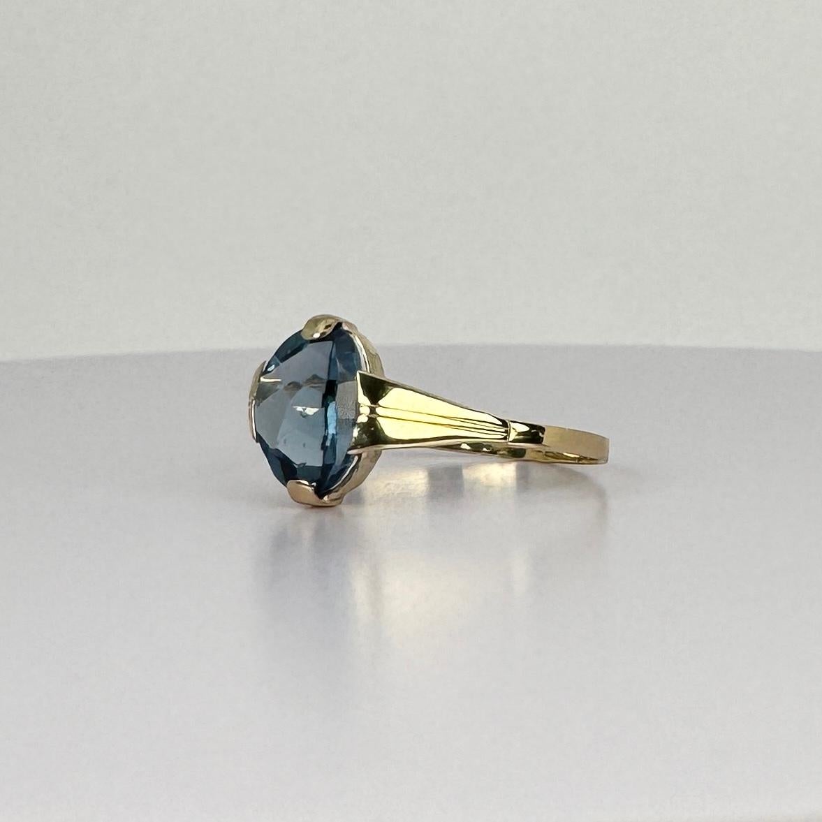 Taille ovale Bague en or jaune 14k avec aigue-marine ovale facettée d'environ 1,20 carat en vente