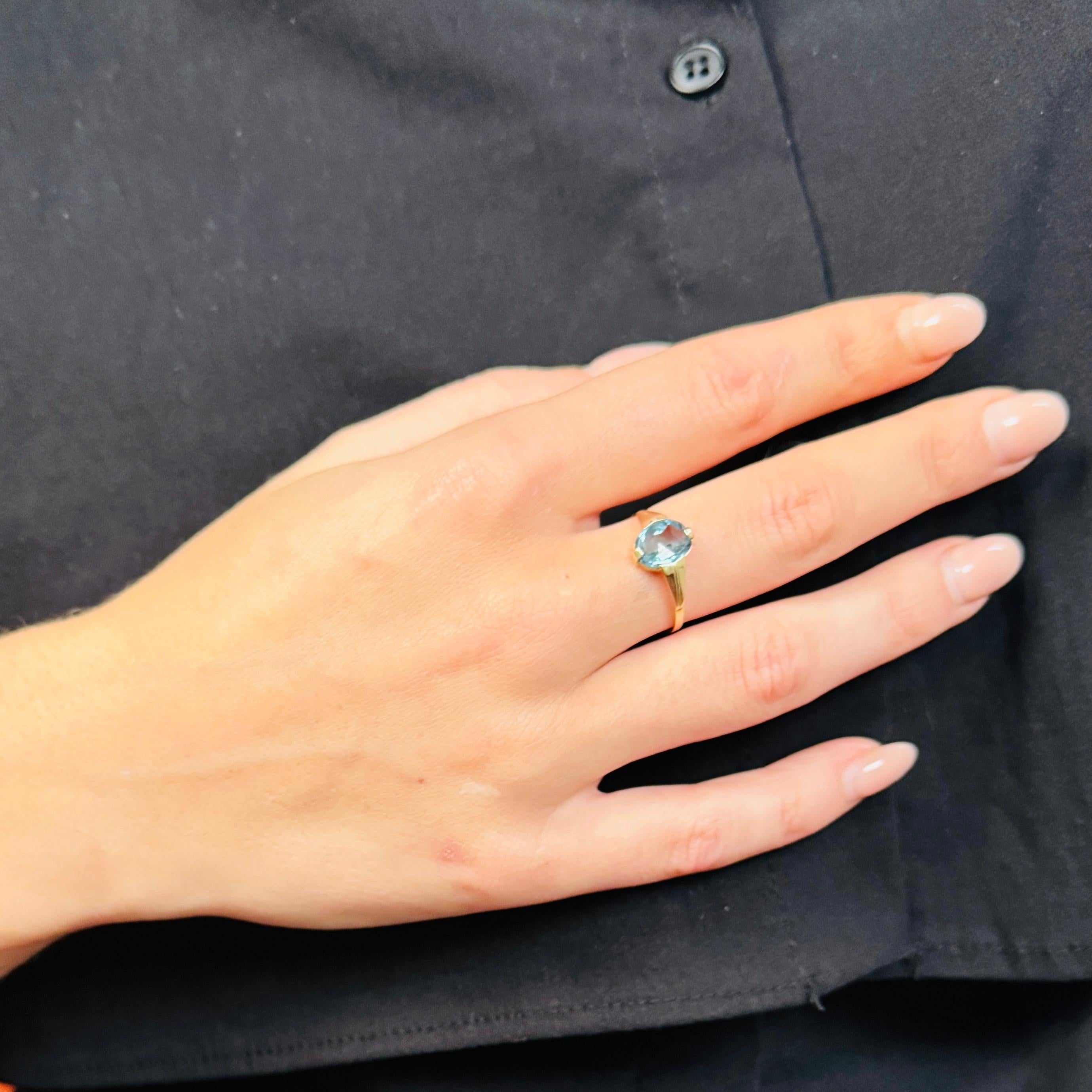 Taille ovale Bague en or jaune 14k avec aigue-marine ovale facettée d'environ 1,20 carat en vente