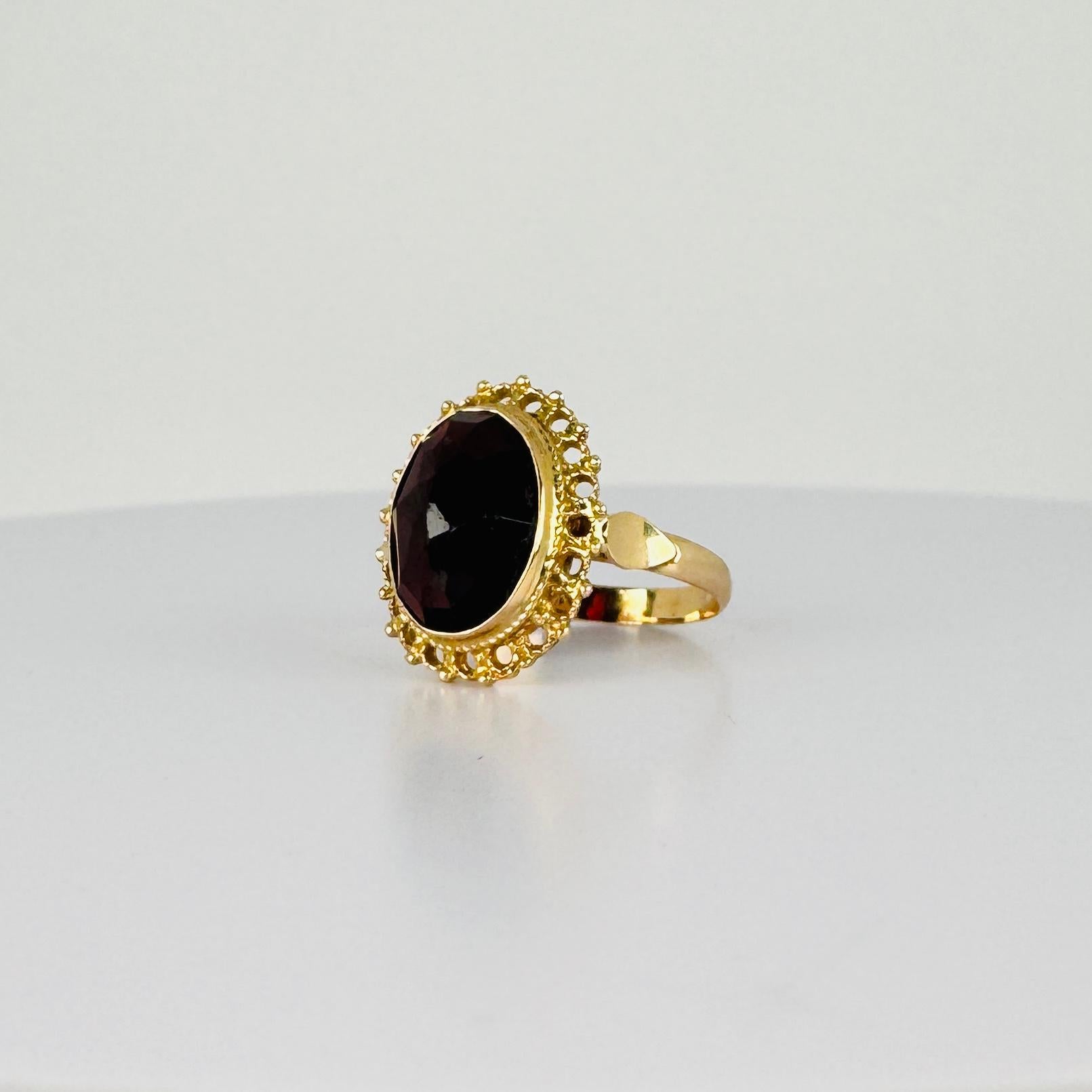 Ring 14k Yellow Gold with Oval Facetted Garnet of 2.5 carat In Good Condition For Sale In Heemstede, NL