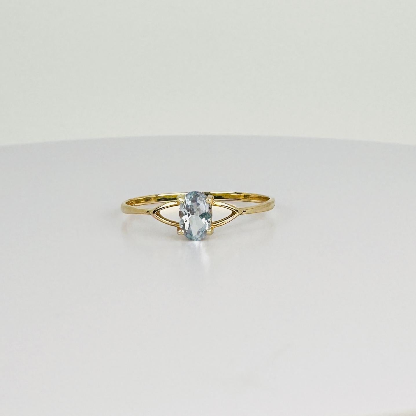 Aggiungi un tocco di eleganza alla tua collezione con questo splendido anello in oro giallo 14 carati, caratterizzato da una bellissima acquamarina ovale. Il design di questo anello e l'incredibile colore blu ligjt rendono questo gioiello usato un