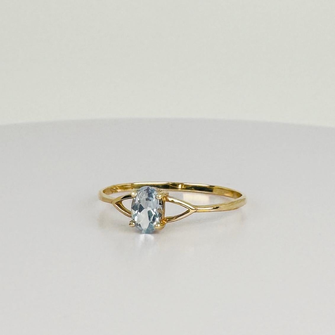Anello in oro giallo 14k con acquamarina ovale Nature Light da 0,5 carati In condizioni buone in vendita a Heemstede, NL