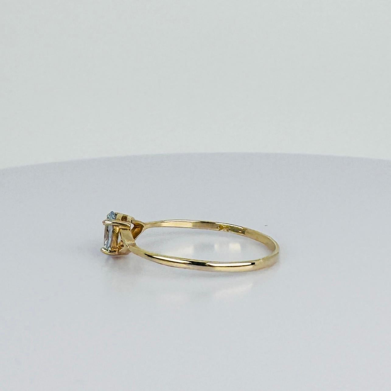 Donna Anello in oro giallo 14k con acquamarina ovale Nature Light da 0,5 carati in vendita