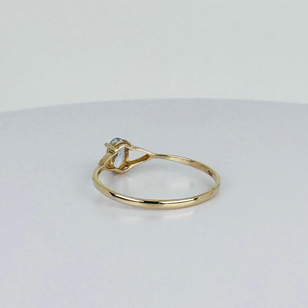 Anello in oro giallo 14k con acquamarina ovale Nature Light da 0,5 carati in vendita 1