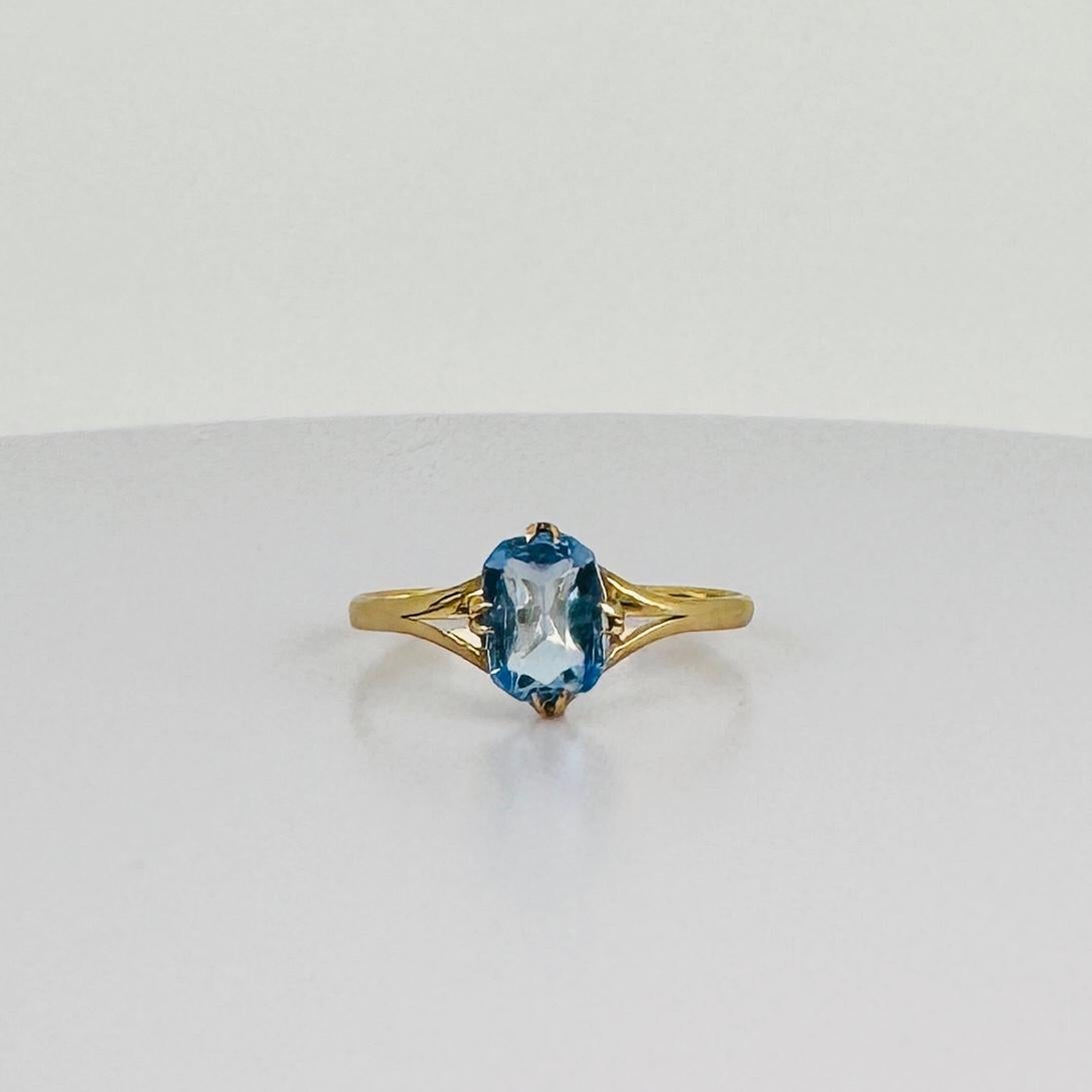 Aggiungi un tocco di eleganza con questo bellissimo anello in oro giallo 14 k con topazio blu. Questo anello usato è perfetto per essere indossato tutti i giorni o per le occasioni speciali. Le topas blu brillano meravigliosamente, soprattutto