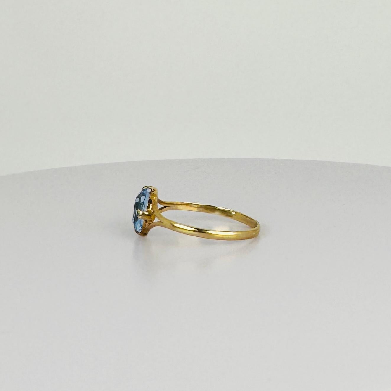 Donna Anello in oro giallo 14k con topazio blu ovale da 1,5 carati in vendita