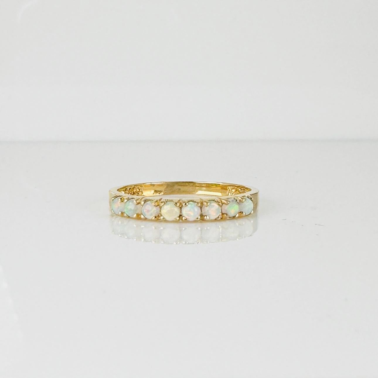 Descubre el encanto de este anillo de oro de 14k con 8 hermosos ópalos. ¡Mira el color de estas piedras! Este anillo vintage es perfecto para llevarlo a diario o en ocasiones especiales, añade un toque de elegancia a cualquier atuendo. Llévalo solo