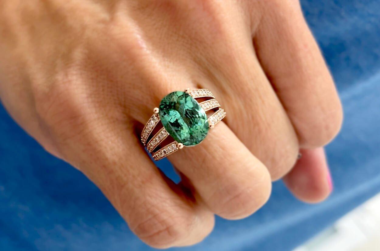Contemporary Ring 14kt Gold Oval Green Tourmaline 4.52 cts. & Diamonds 0.63 cts. Split Shank For Sale