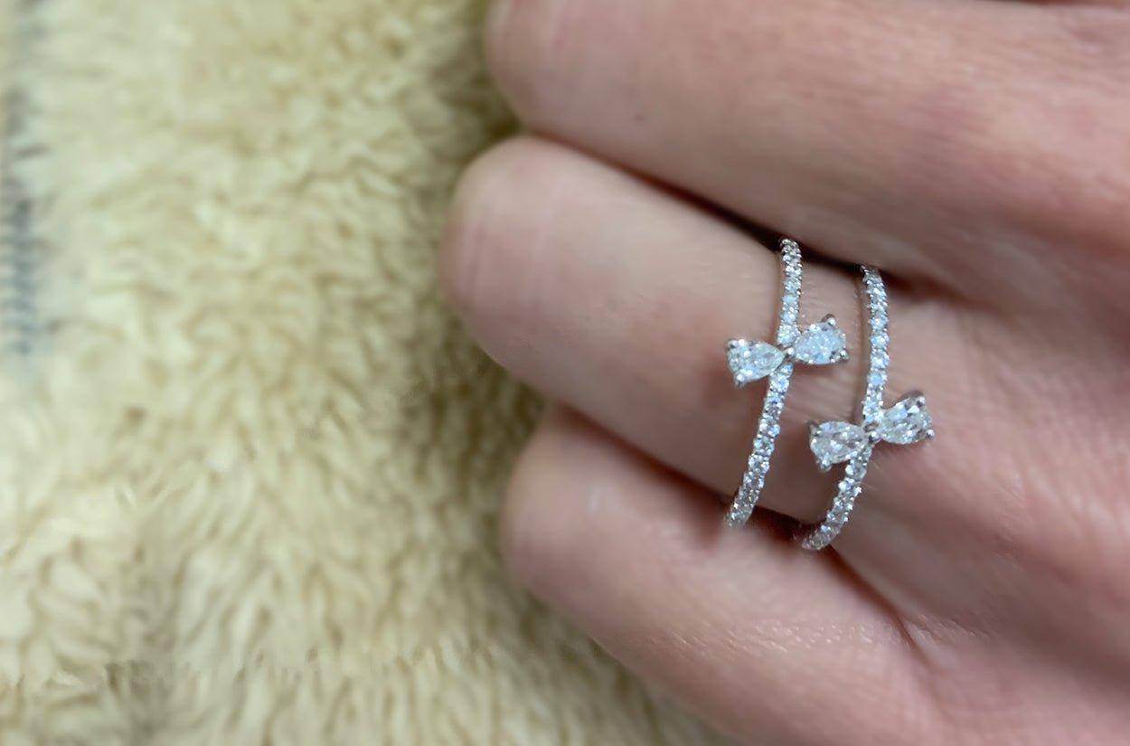 Contemporaneo Anello in oro bianco 14kt e diamanti a pera a nastro in vendita