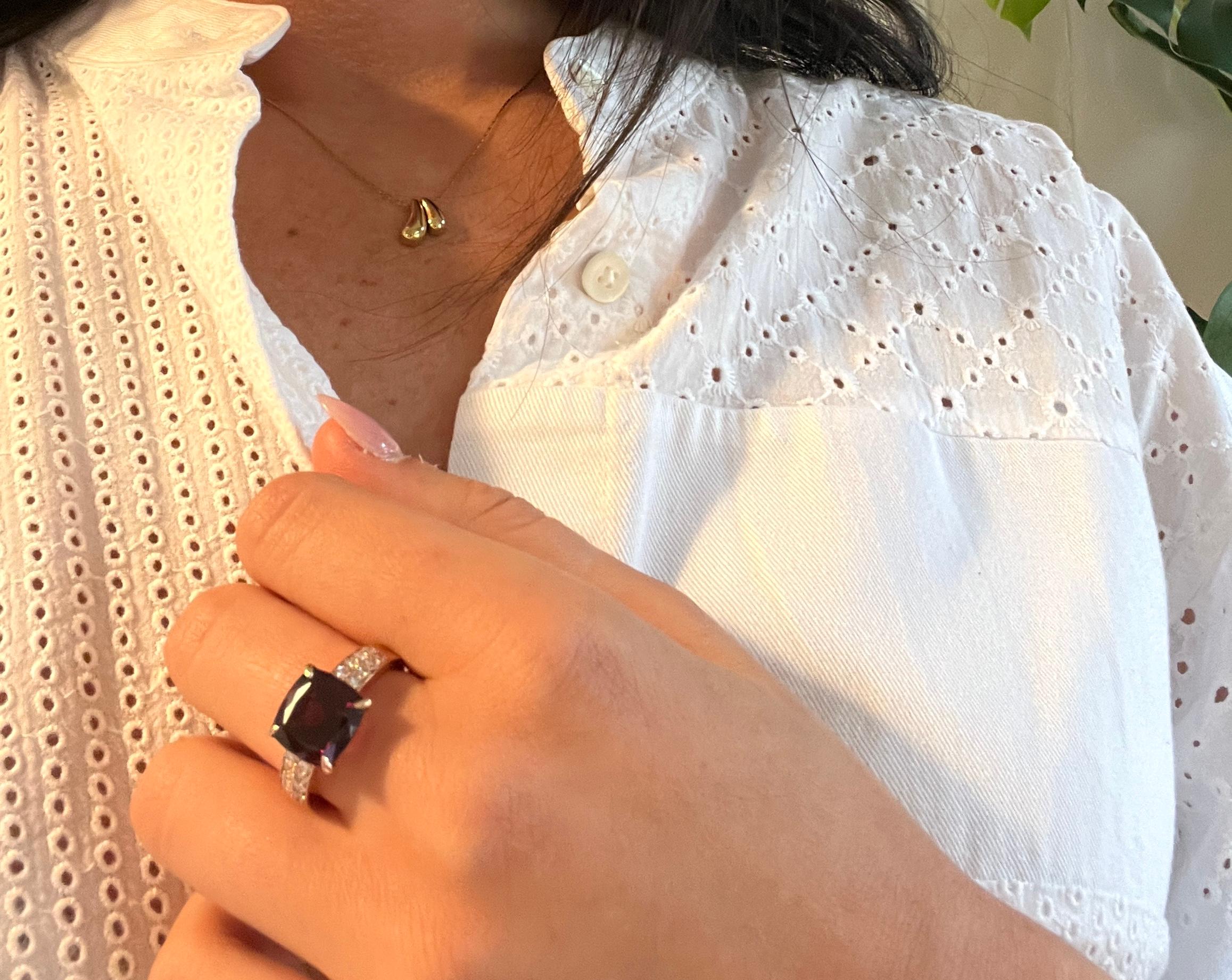 Anillo  Diamantes rodolita talla cojín de oro de 18 quilates

Este anillo de oro rosa de 18 quilates está dominado por una piedra llamada Rodolita talla cojín. Esta piedra de color rojo intenso está engastada en el centro del anillo y sujeta por