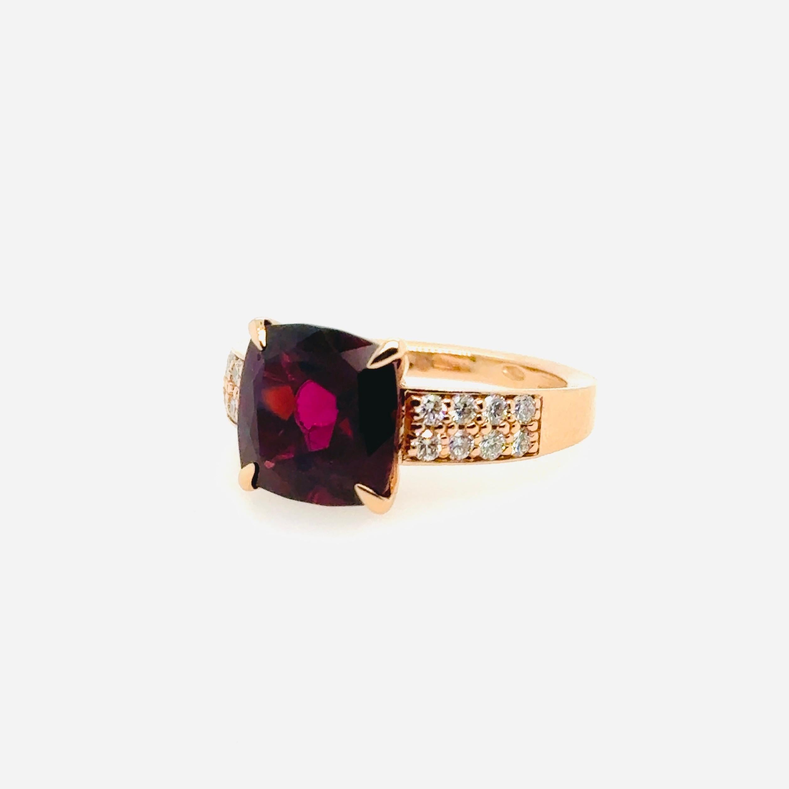 Ring 18 Carat Gold Cushion Rhodolite Diamonds Corte cojín en venta