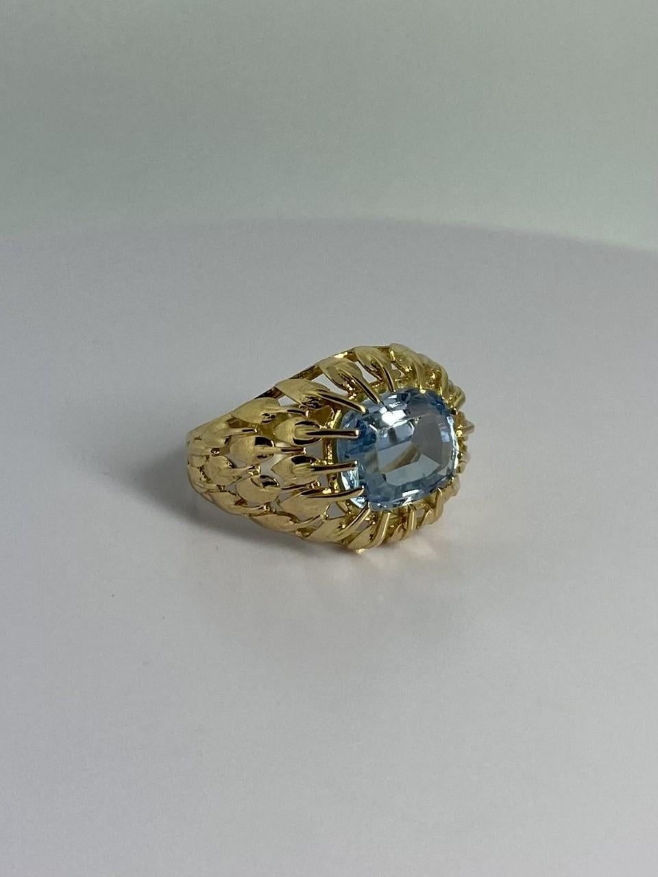 Emerald Cut Ring 18 carat gold with stunning blue spinel with detailed crafted band For Sale