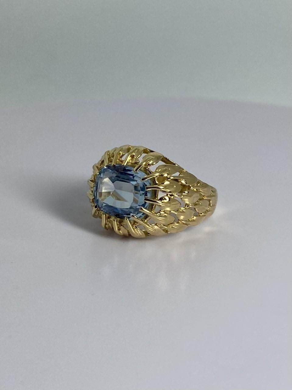 Ring 18 carat gold with stunning blue spinel with detailed crafted band In Good Condition For Sale In Heemstede, NL
