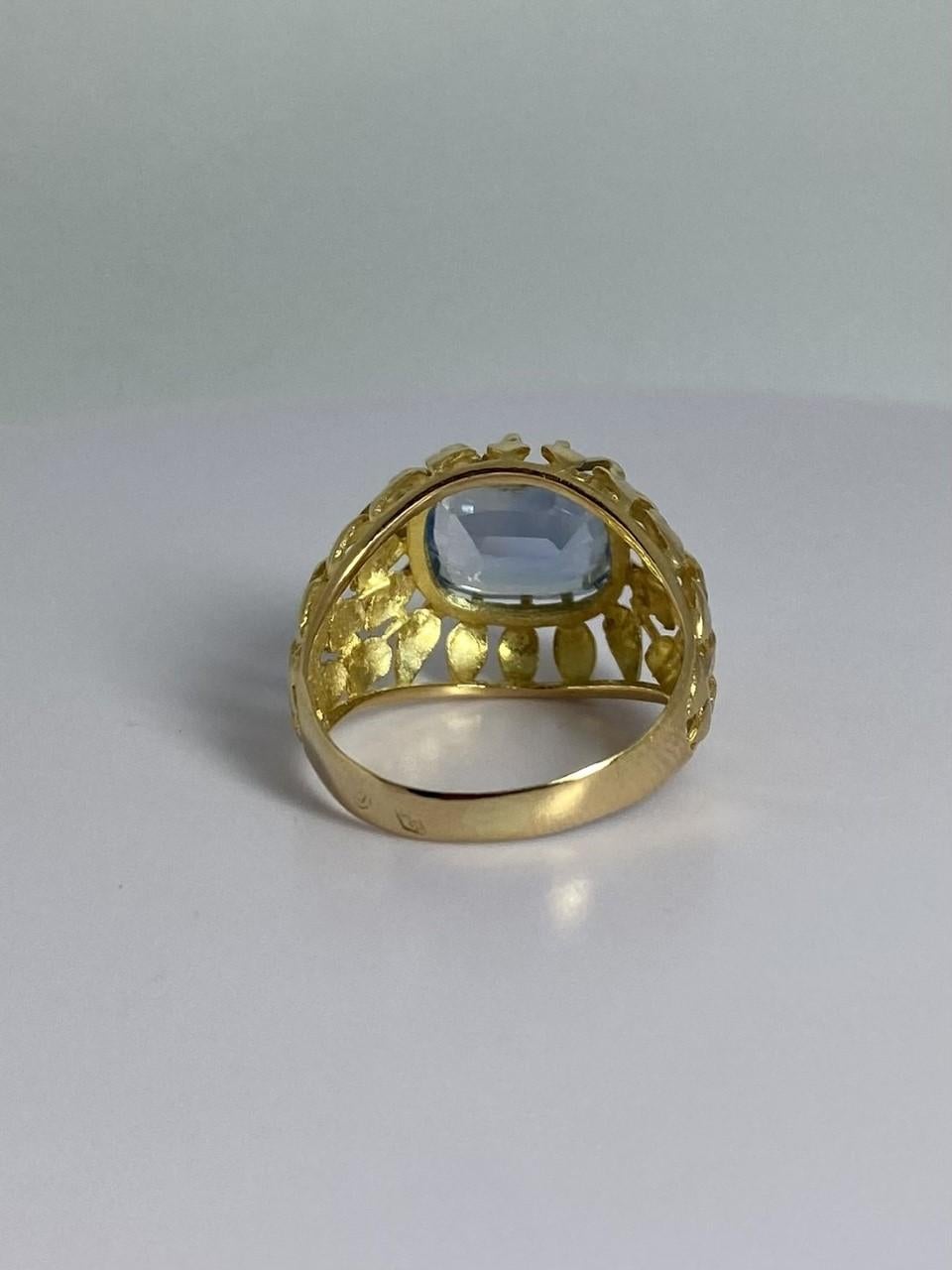 Women's or Men's Ring 18 carat gold with stunning blue spinel with detailed crafted band For Sale