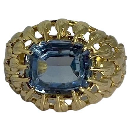 Ring 18 carat gold with stunning blue spinel with detailed crafted band For Sale