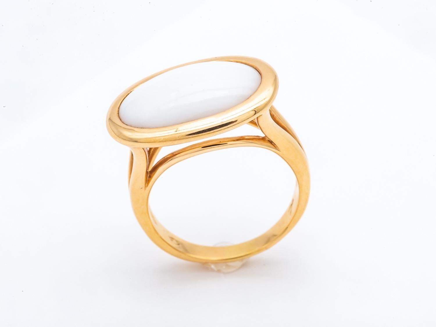 Ring 18 Carat Pink Gold Art Deco Style Surmounted by a white Onyx Stone Set Closed
the plank onyx stone is cut into half oval cabochon.
French size 57
size US 8
weight of gold 8 grams