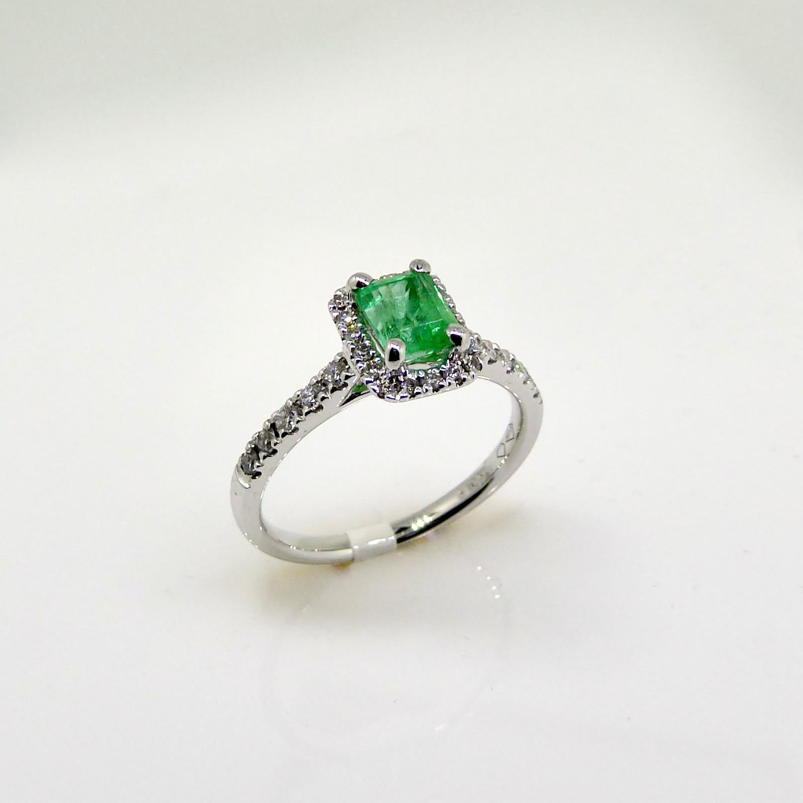 Ring, 18 Carat White Gold, Diamond, Emerald Clustering In New Condition For Sale In EL Waalre, NL