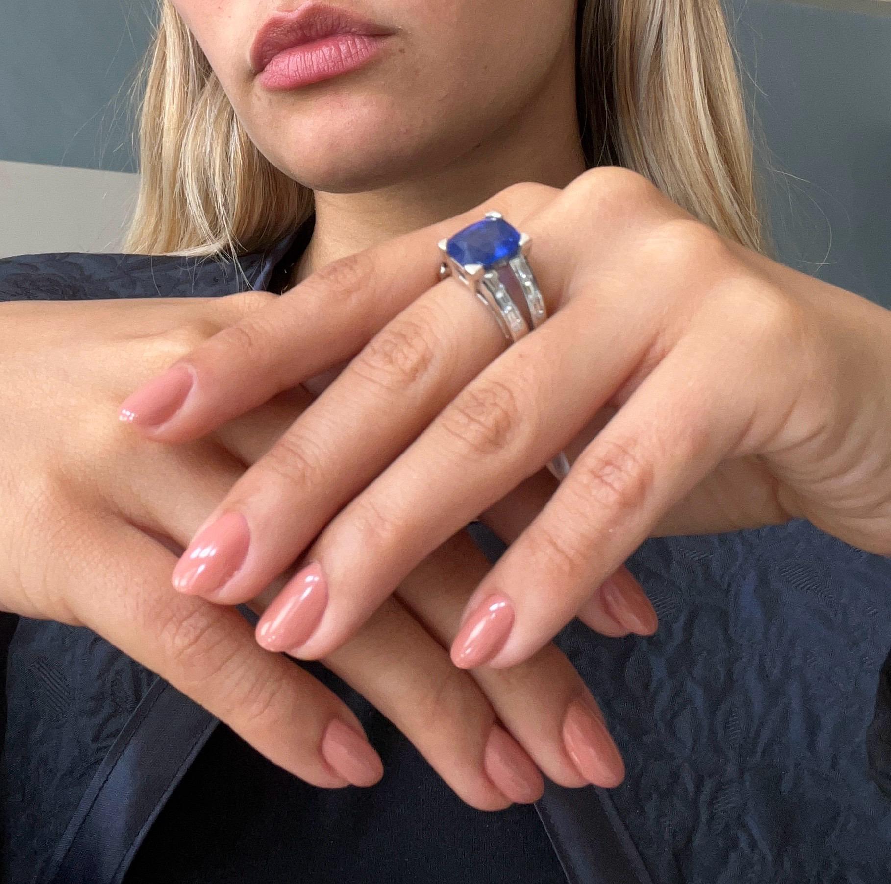 Ring aus 18 Karat Weißgold mit 5,77 Karat Saphir und 0,96 Karat Diamanten besetzt

Dieser prächtige Ring aus 18 Karat Weißgold, der mit einer französischen Meisterpunze in Form eines Adlerkopfes zertifiziert ist, ist ein wahres Meisterwerk der