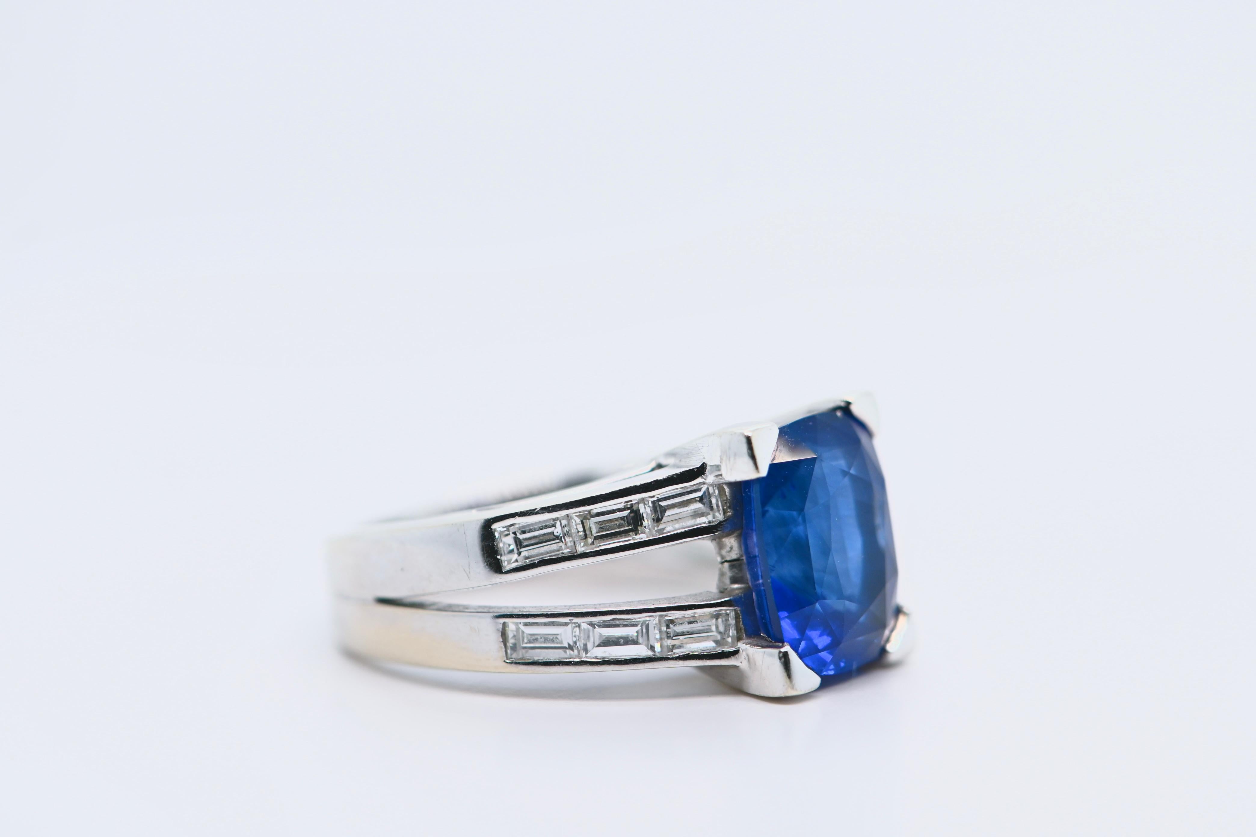 Ring aus 18 Karat Weißgold mit 5,77 Karat Saphir und 0,96 Karat Diamanten besetzt (Kunsthandwerker*in) im Angebot